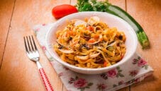 Tagliolini vongole e zucchine: profumi mediterranei Tagliolini vongole e zucchine: profumi mediterranei