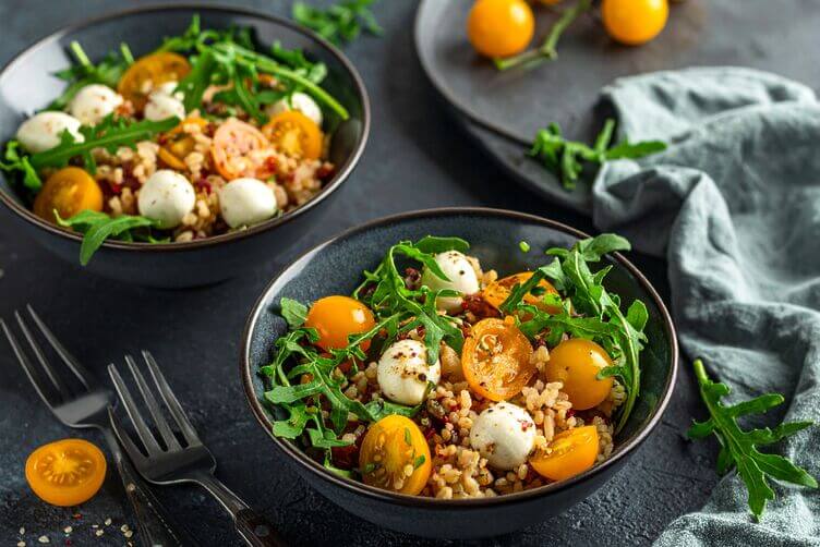 insalata di riso colorata con pomodorini gialli, rucola e mozzarella insalata di riso colorata con pomodorini gialli, rucola e mozzarella