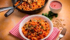 Tagliatelle con pinoli e melanzana, un primo originale