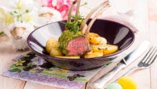 Carrè di agnello impanato con patatine novelle