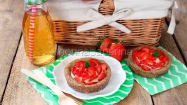 Crostatine al riso e grano saraceno con crema e fragole