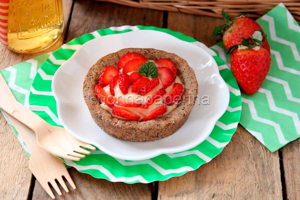 Crostatine al riso e grano saraceno con crema e fragole