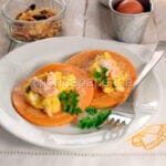 Pancakes alla farina di lenticchie con uova e salmone Pancakes alla farina di lenticchie con uova e salmone