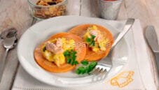 Pancakes alla farina di lenticchie con uova e salmone Pancakes alla farina di lenticchie con uova e salmone
