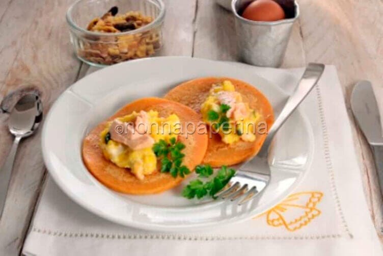 Pancakes alla farina di lenticchie con uova e salmone pancakes alla farina di lenticchie