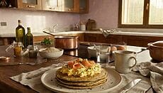 Pancakes alla farina di lenticchie con uova e salmone