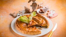 Pizza di scarola e olive taggiasche: fredda o calda?