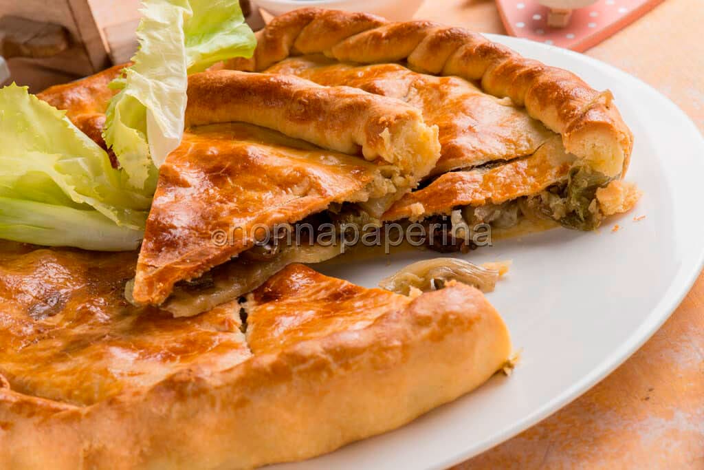 Pizza di scarola e olive taggiasche