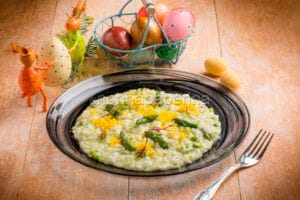 Risotto con asparagi e uovo marinato