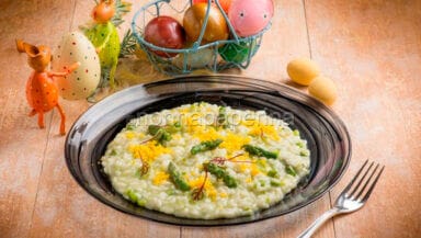 Risotto con asparagi e uovo marinato