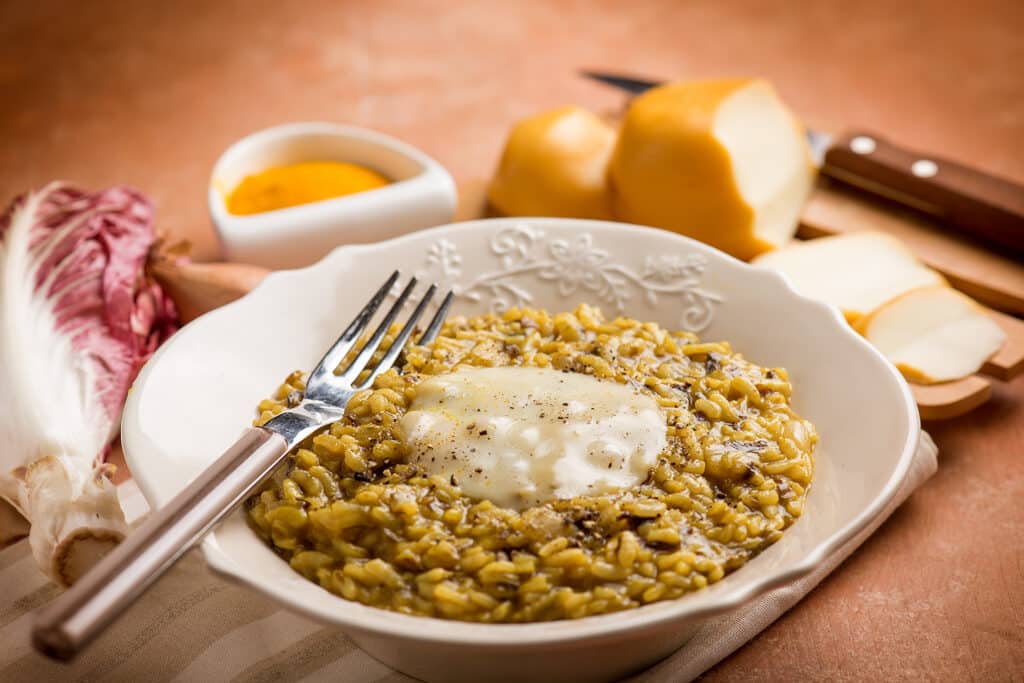 Risotto con radicchio scamorza e curcuma Risotto con radicchio scamorza e curcuma