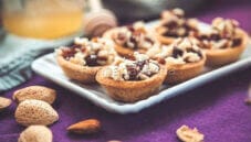 Tartellette con ricotta, mandorle e miele : mix di dolcezza Tartellette con ricotta, mandorle e miele : mix di dolcezza