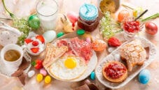 Deliziosa colazione di Pasqua e brunch di Pasquetta