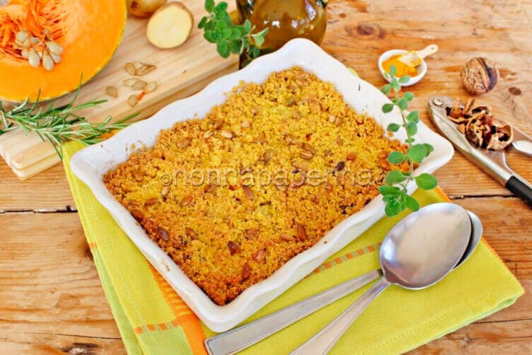 Crumble salato di zucca e patate , curcuma e noci crumble salato di zucca e patate