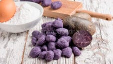Gnocchi di patate viola: un primo piatto colorato