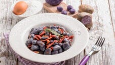 Gnocchetti di patate viola con speck: accoppiata vincente Gnocchetti di patate viola con speck: accoppiata vincente