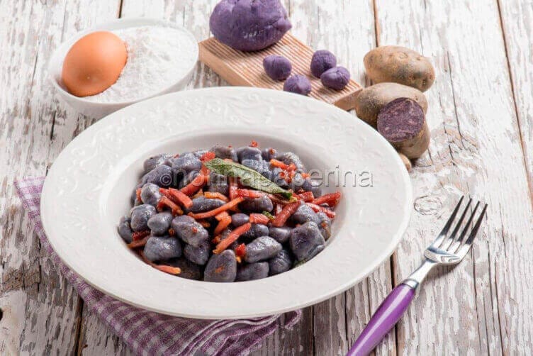 Gnocchetti di patate viola con speck