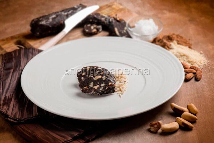 Salame di carrube e mandorle: una variante curiosa salame di carrube e mandorle