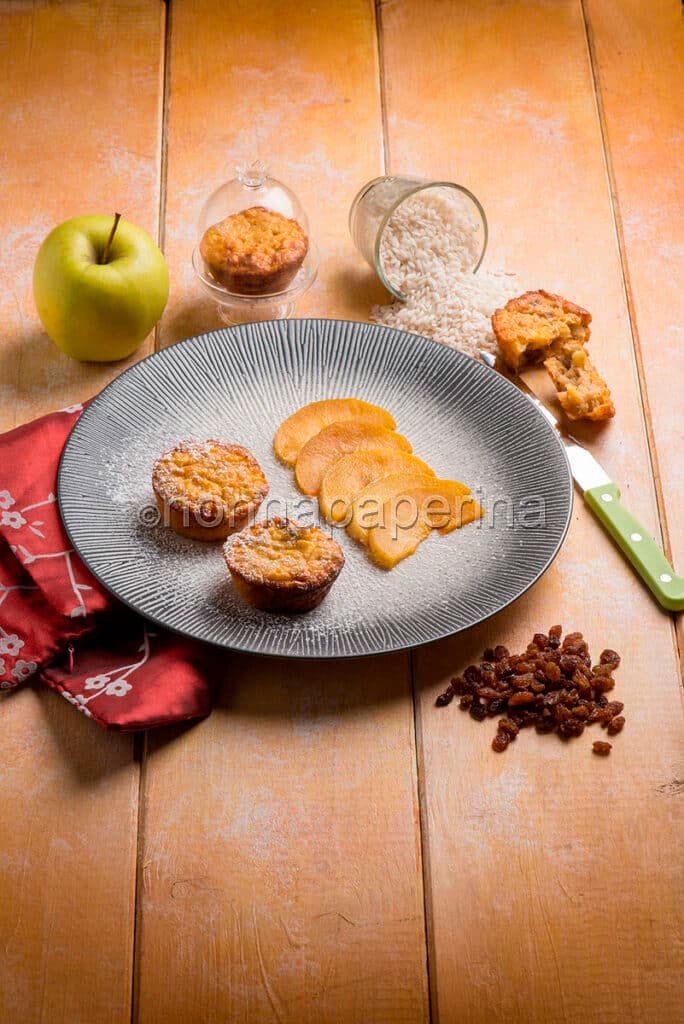 tortino di riso dolce con mele e uvetta