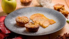 Tortino di riso dolce con mele e uvetta, un dolce genuino