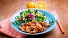 Cosce di pollo marinate agli agrumi: un secondo profumato Cosce di pollo marinate agli agrumi: un secondo profumato