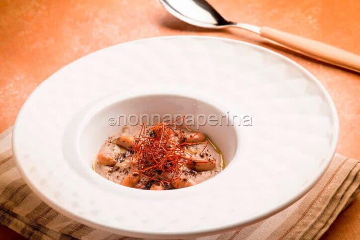Crema di borlotti con polvere di caffè e peperoncino Crema di borlotti con polvere di caffè e peperoncino