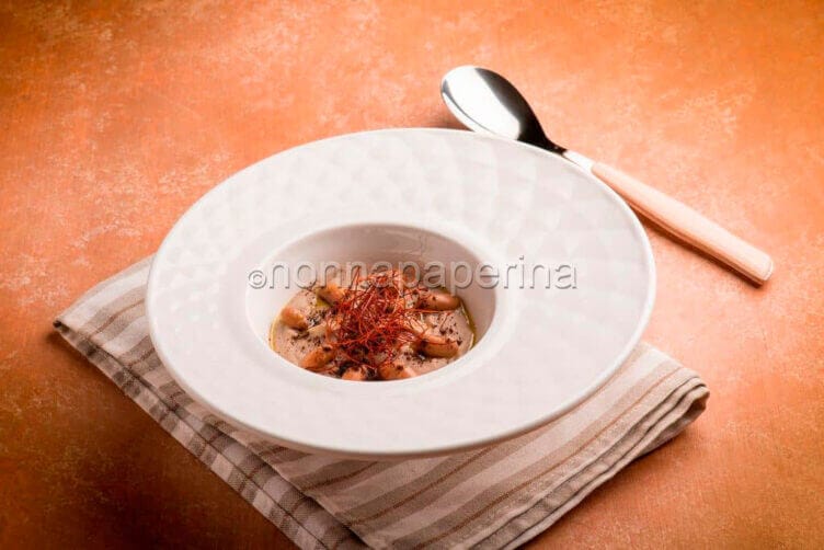 La crema di borlotti con polvere di caffè e peperoncino crema di borlotti