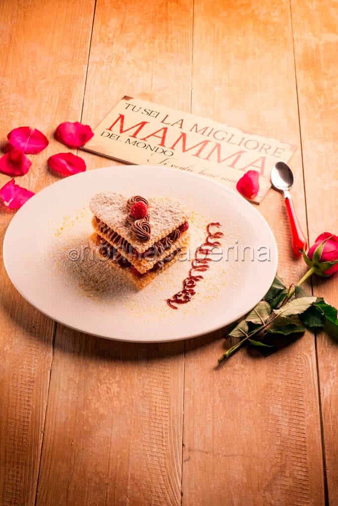 Cuore di sfoglia con mousse al cioccolato e lamponi