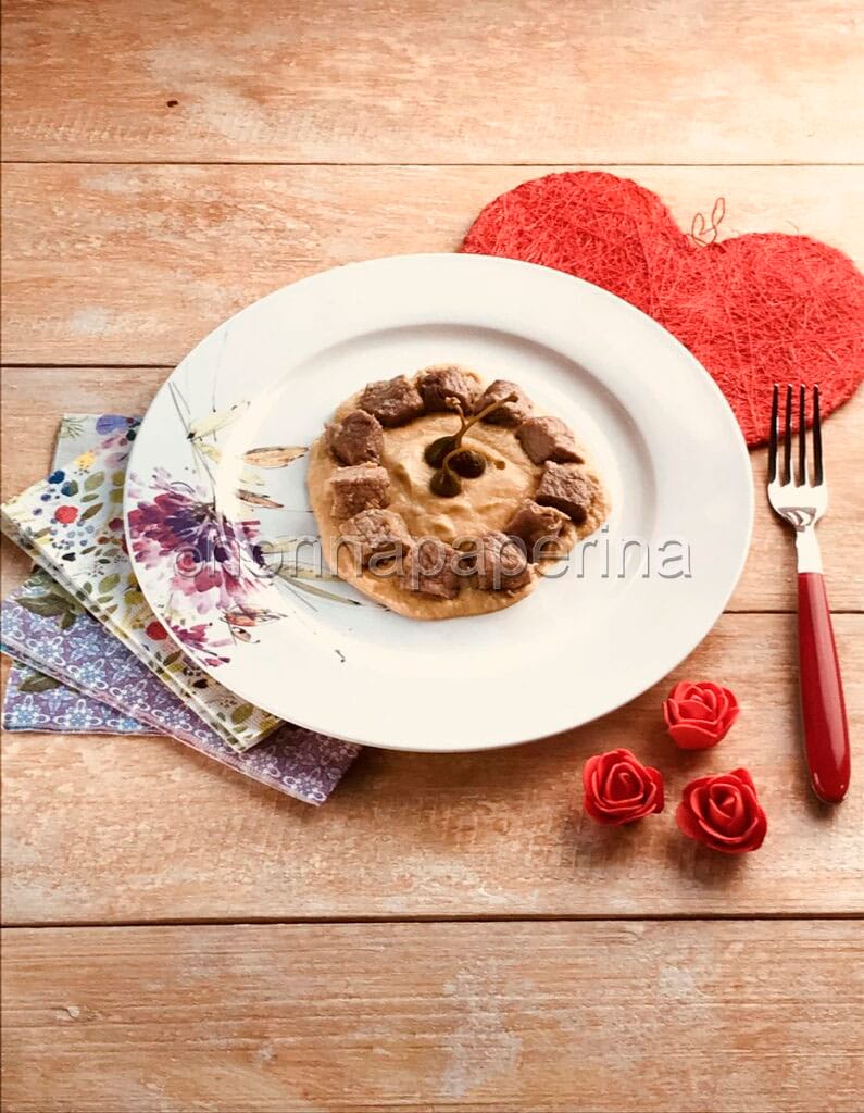 Dadi di vitello in salsa Tonnata e fior di cappero