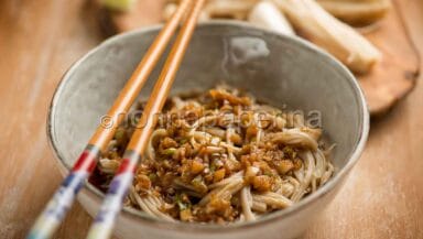 funghi enoki in salsa