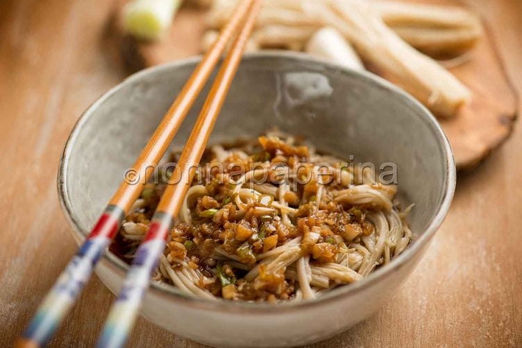 funghi enoki in salsa