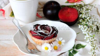roselline di prugne e sfoglia