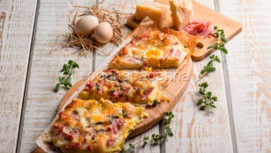 Lingue di focaccia con uova e prosciutto