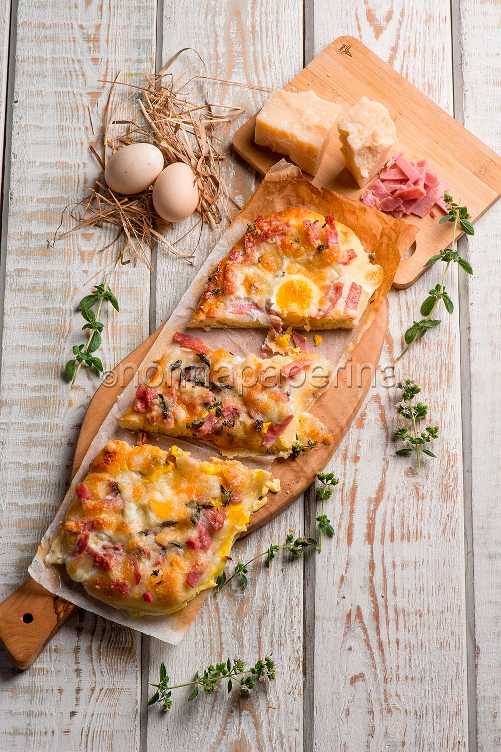 Lingue di focaccia con uova e prosciutto Lingue di focaccia con uova e prosciutto