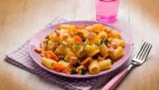 Mezzi paccheri con zucchine, pomodorini e prosciutto Mezzi paccheri con zucchine, pomodorini e prosciutto