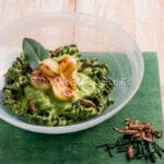 Pasta con alga spirulina, crema di basilico e grilli