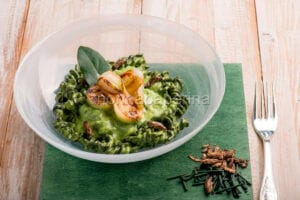 Pasta con alga spirulina, crema di basilico e grilli