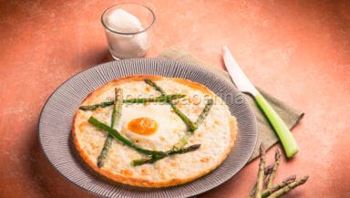 pizza con asparagi e uovo