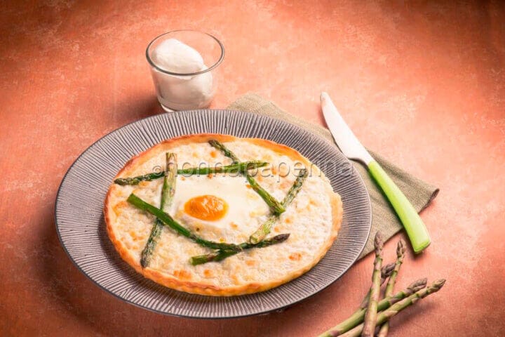 pizza con asparagi e uovo