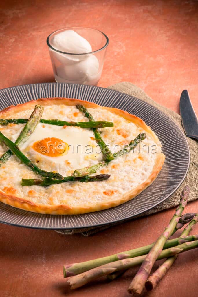 pizza con asparagi e uovo pizza con asparagi e uovo