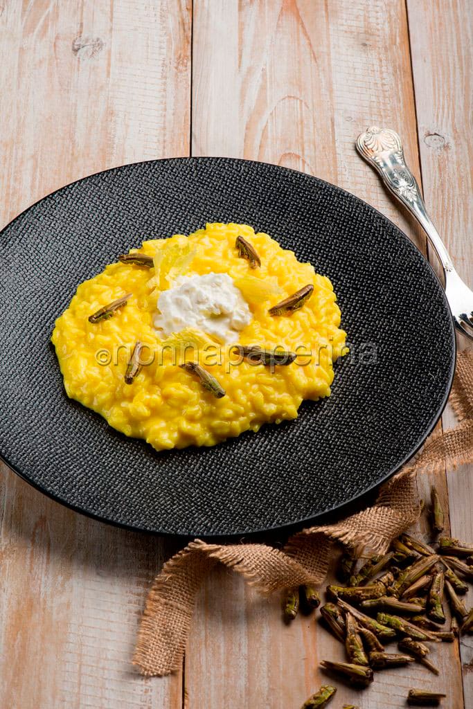 Risotto alla curcuma stracciatella di latte e cavallette