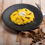 Risotto con cavallette e curcuma, un primo a base di insetti Risotto con cavallette e curcuma, un primo a base di insetti