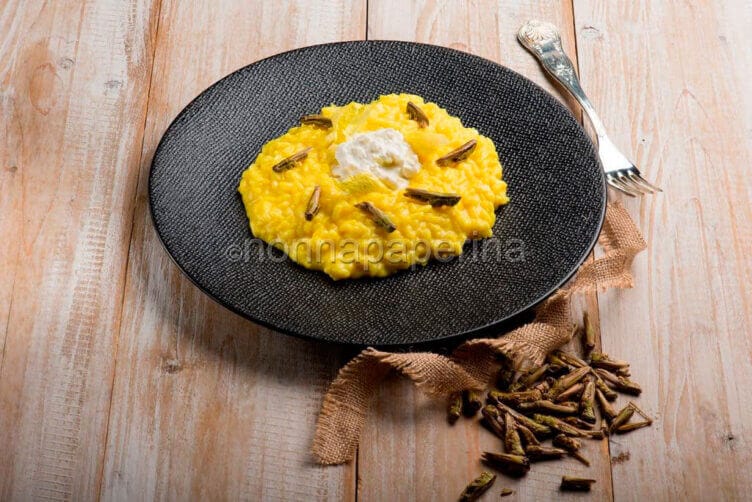 risotto curcuma e stracciatella di latte con cavallette
