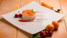 Semifreddo alle nespole con coulis di ciliegie Semifreddo alle nespole con coulis di ciliegie