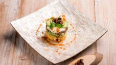 Sformato di gallette con guacamole e larve di palma Sformato di gallette con guacamole e larve di palma