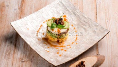 Sformato di gallette con guacamole e larve