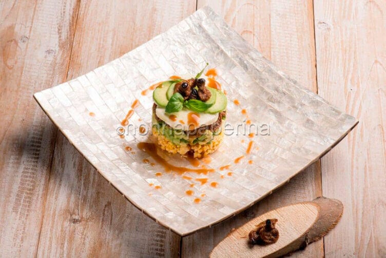 Sformato di gallette con guacamole e larve