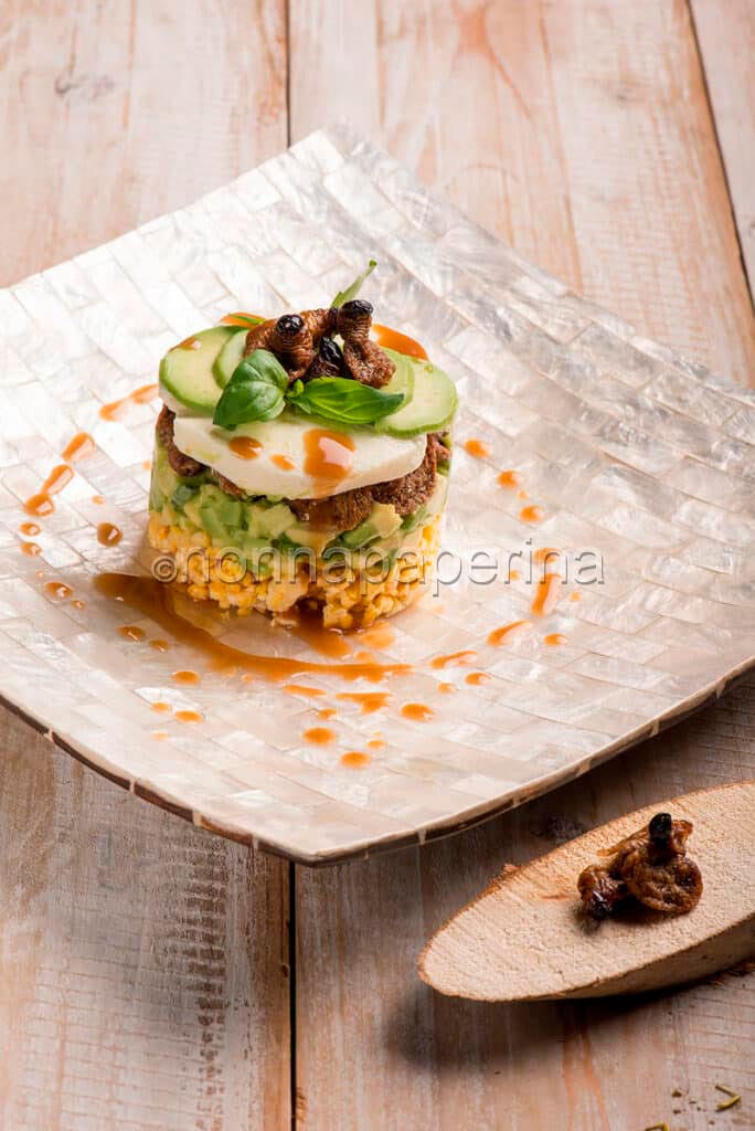 Sformato di crackar con guacamole e larve di palma Sformato di crackar con guacamole e larve di palma