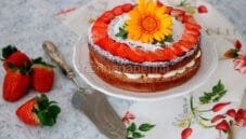 Torta alla crema e fragole per la festa della mamma Torta alla crema e fragole per la festa della mamma