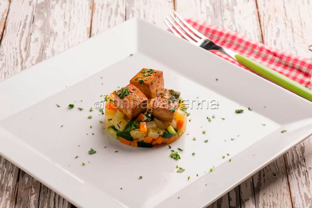 Verdure spadellate con tofu croccante Verdure spadellate con tofu croccante